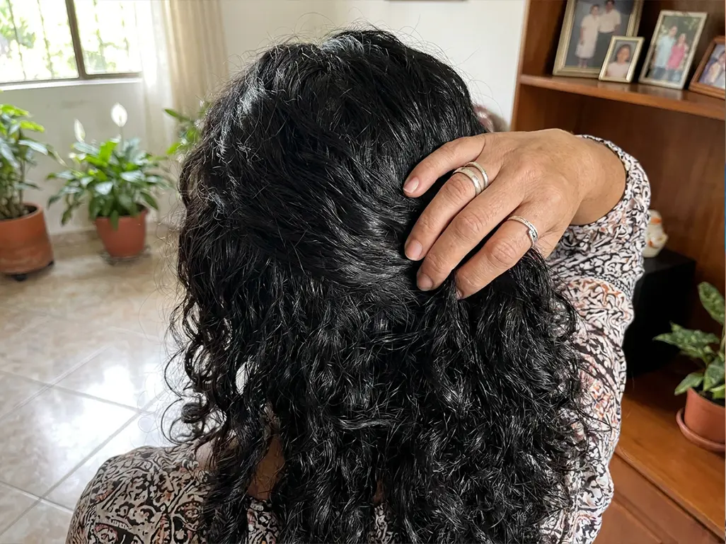 Mujer con cabello abundante y sano